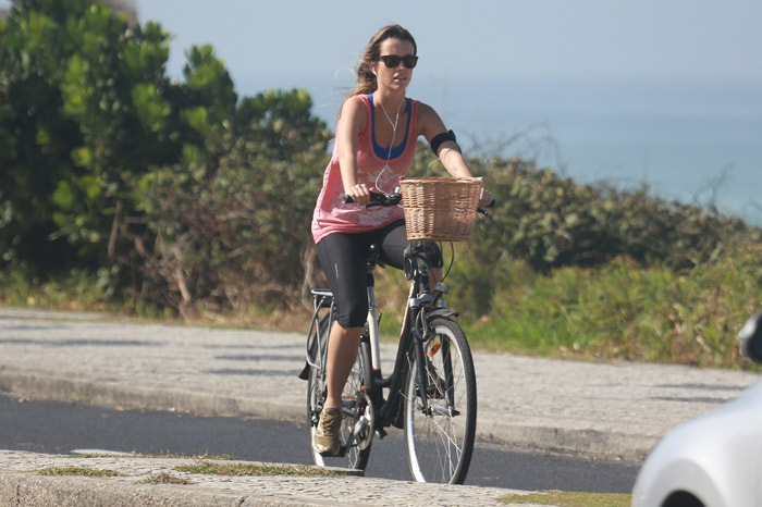 Juliana Didone pedala na Barra da Tijuca
