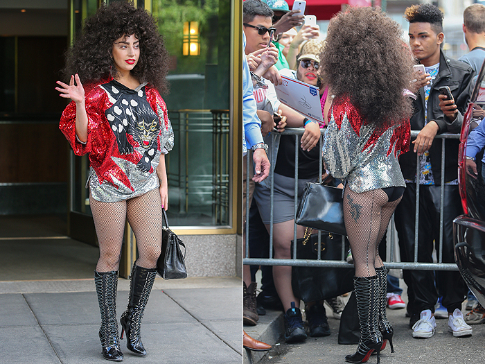 Com peruca black power, Lady Gaga deixa bumbum à mostra ao sair de seu apartamento
