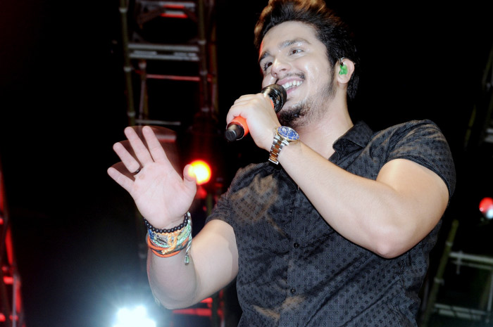 Fã invade palco de Luan Santana e agarra o astro