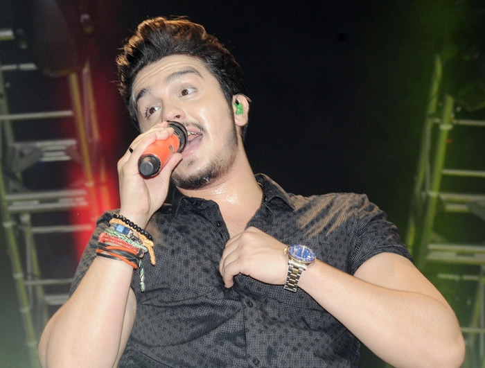 Fã invade palco de Luan Santana e agarra o astro