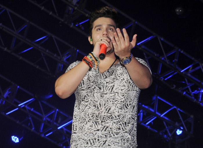 Fã invade palco de Luan Santana e agarra o astro