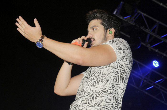 Fã invade palco de Luan Santana e agarra o astro