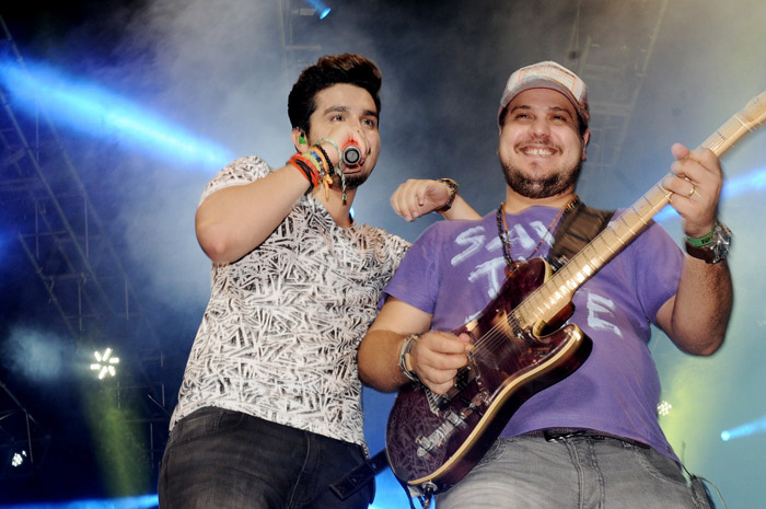 Fã invade palco de Luan Santana e agarra o astro