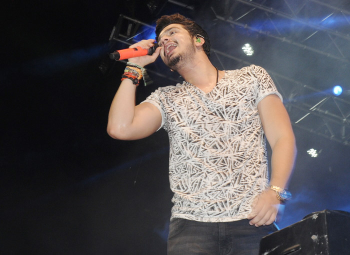Fã invade palco de Luan Santana e agarra o astro
