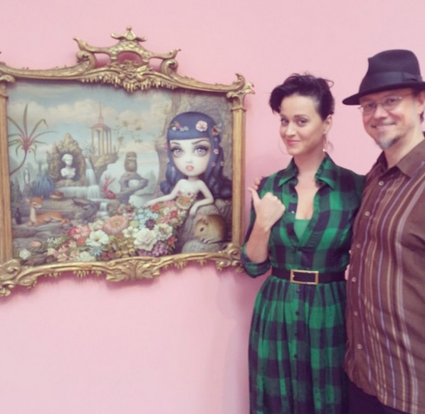 Katy Perry visita obra de arte em sua homenagem