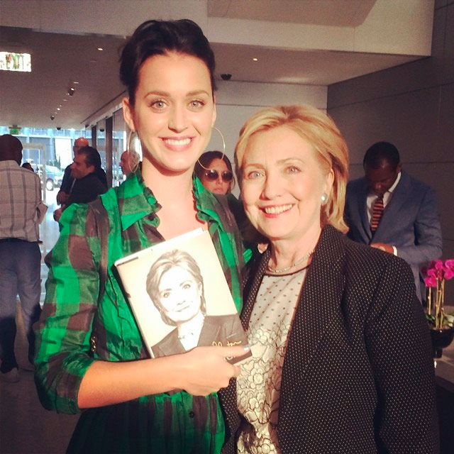  Poderosas! Katy Perry e Hillary Clinton posam juntas em lançamento de livro