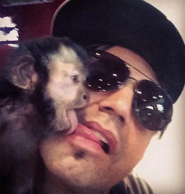 Latino ganha beijo de língua de seu macaco e é criticado por fãs