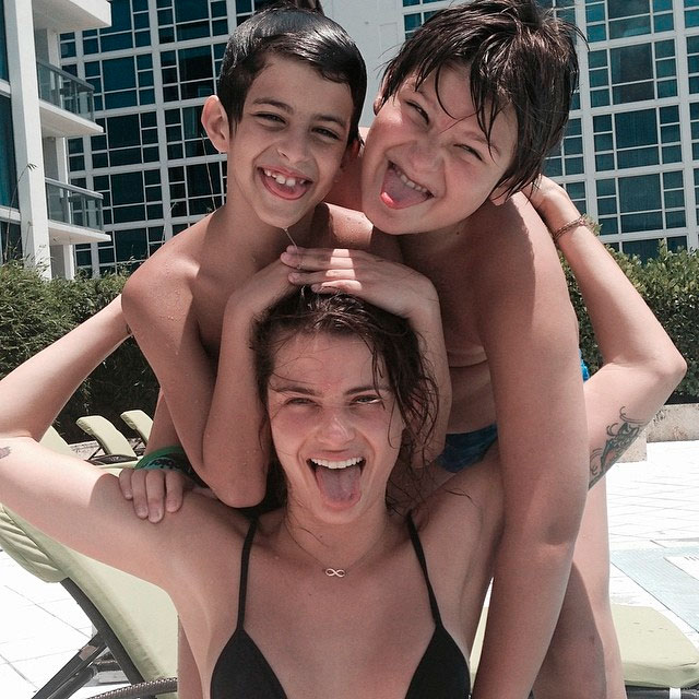  Isabelli Fontana se diverte em dia de piscina com os filhos