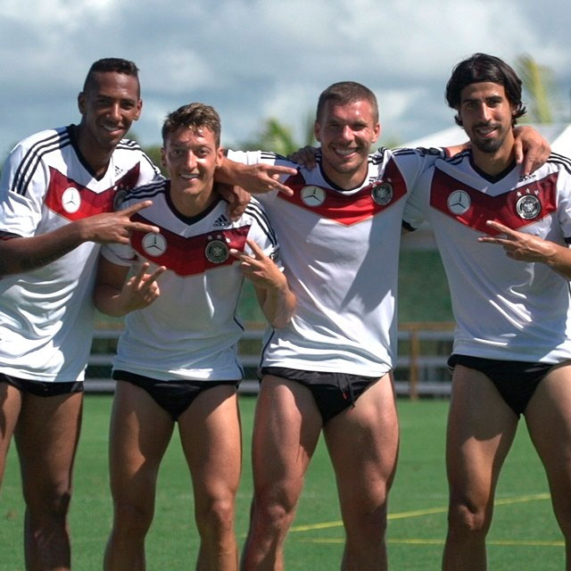 Jogadores da Alemanha exibem as coxas depois do treino