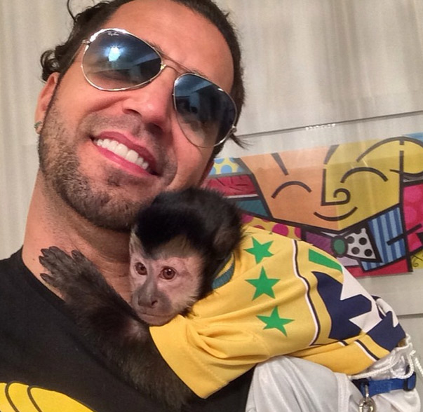 Rayanne Moraes e Latino vestem seu macaco com camiseta do Brasil