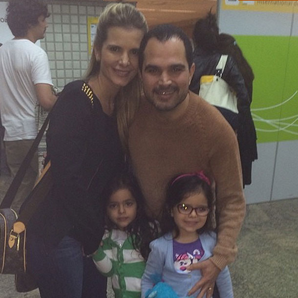 Família viaja em férias e Luciano Camargo fica tristinho