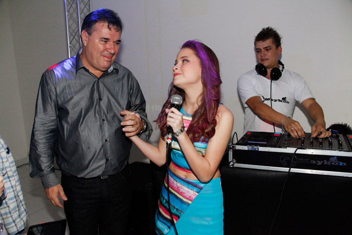 Raissa Chaddad canta para o pai em sua festa de aniversário