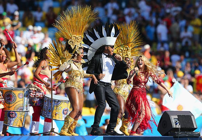Shakira, Carlinhos Brown e passistas da Grande Rio
