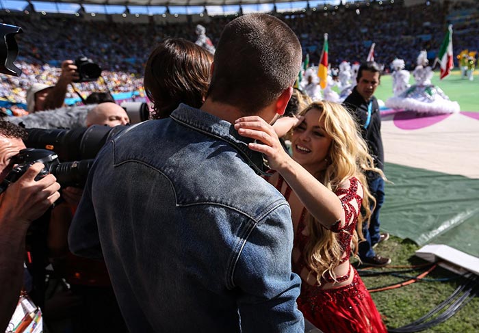 Shakira beija o marido Piquet e o filho Milan
