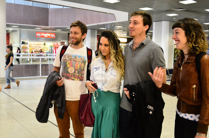 Mulher Melão ousa na fenda em aeroporto carioca