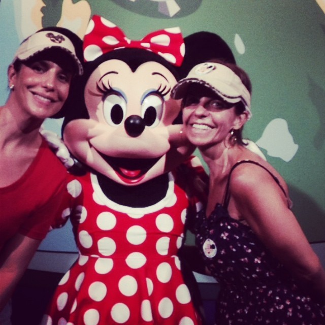 Na Disney, Ivete Sangalo posa com Minnie: ‘Melhores Amigas Pra Sempre!’
