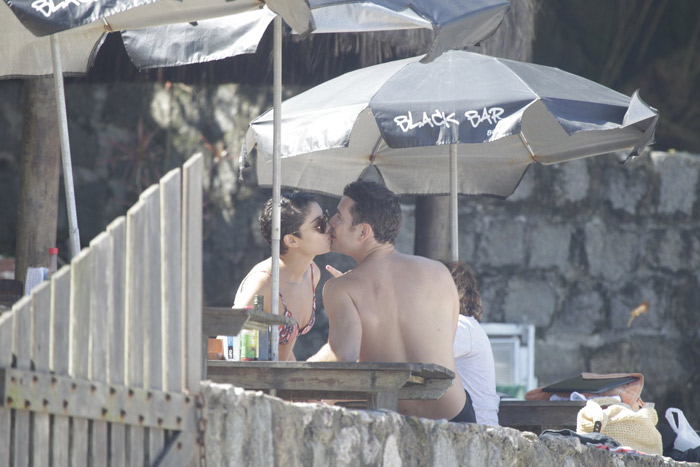 Sophie Charlotte e Daniel de Oliveira beijam muito em dia de praia