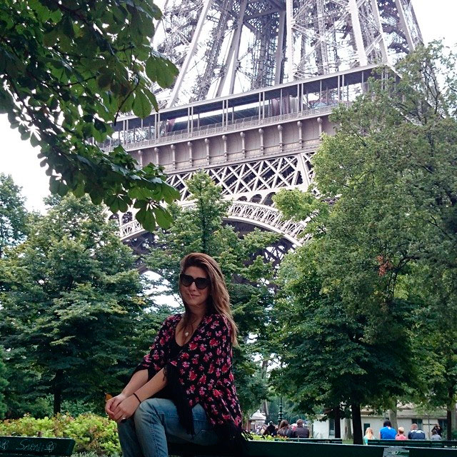 Fernanda Paes Leme visita a Torre Eiffel, em Paris