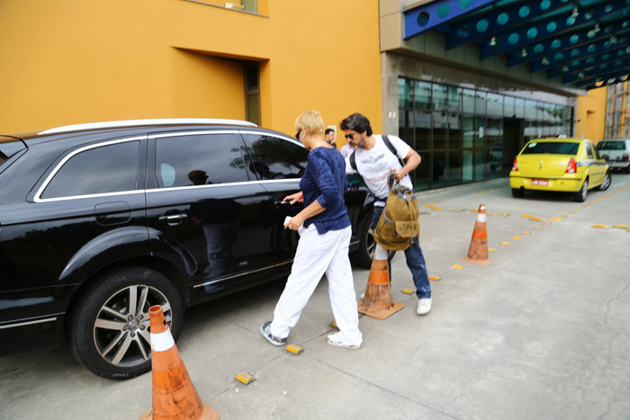 Após visitar Dona Alda, Xuxa e Junno deixam o hospital