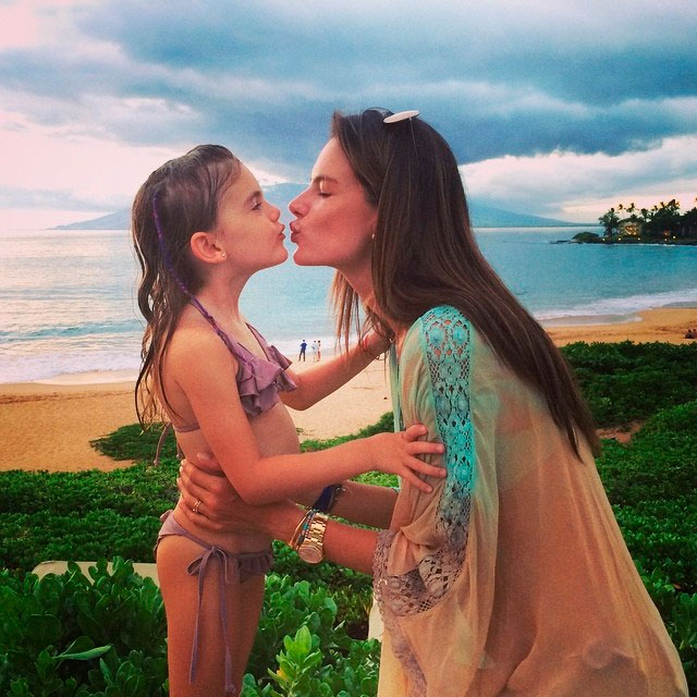  Alessandra Ambrósio mostra todo seu amor pela filha Anja