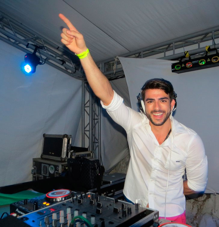  Harry Louis mostra suas habilidade como DJ durante festival em Fernando de Noronha