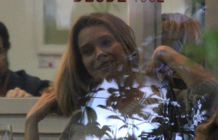 Letícia Spiller almoça em restaurante no Leblon