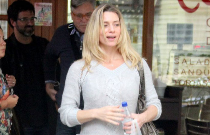 Letícia Spiller almoça em restaurante no Leblon