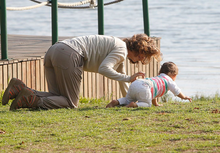 Guilhermina Guinle tem momentos de descontração com a filha em passeio