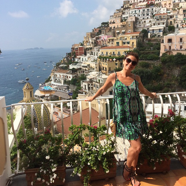 De férias, Giovanna Antonelli posa na costa italiana