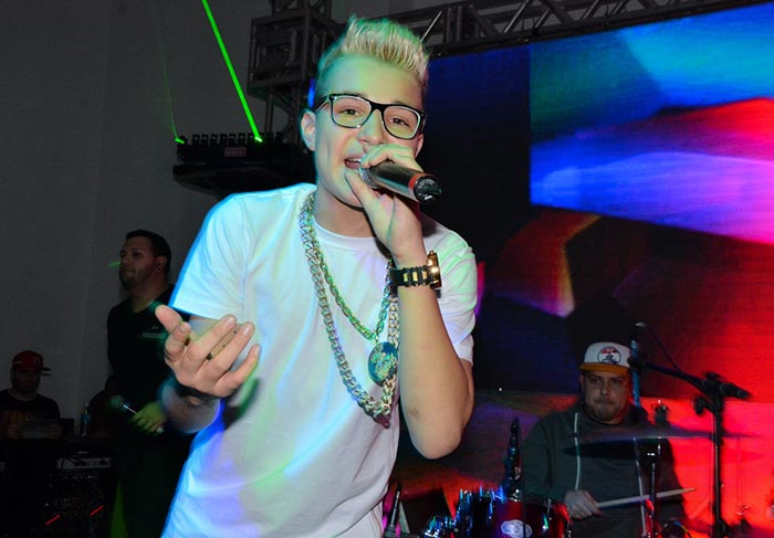 MC Gui canta e Ronald ataca de DJ em festa de Luiza Basile
