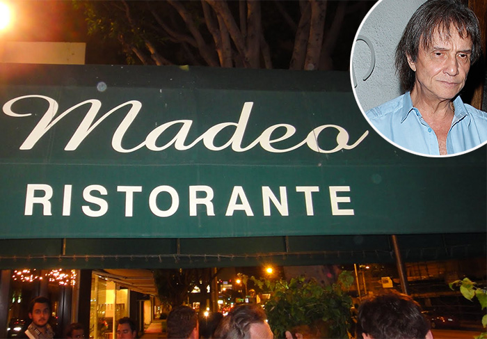 Roberto Carlos vai a restaurante badalado de Los Angeles e dá autógrafos. O Fuxico 