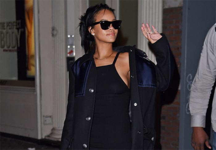 Após ser vítima de hackers, Rihanna circula bem humorada por Nova York