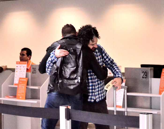 Caco Ciocler e José Loreto se encontram em aeroporto
