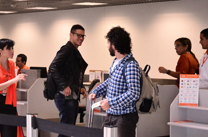 Caco Ciocler e José Loreto se encontram em aeroporto
