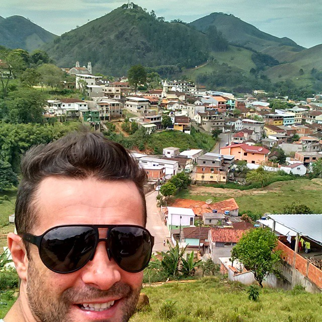 Recém-separado, Marcos Oliver volta à sua cidade de infância