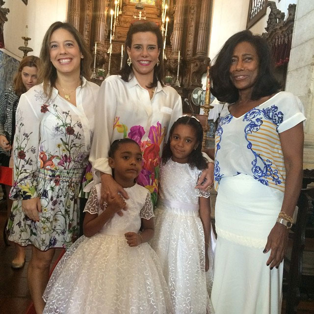 Glória Maria batiza as filhas e recebe a visita de Narcisa Tamborindeguy