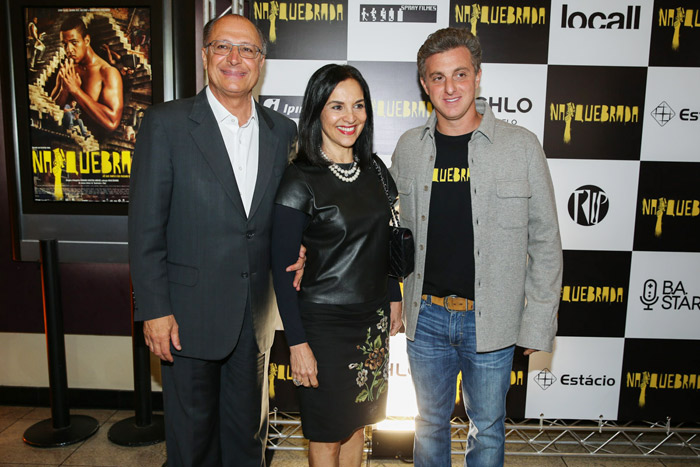Geraldo Alckimin e a esposa posam com Luciano Huck na pré-estreia de longa no Rio de Janeiro