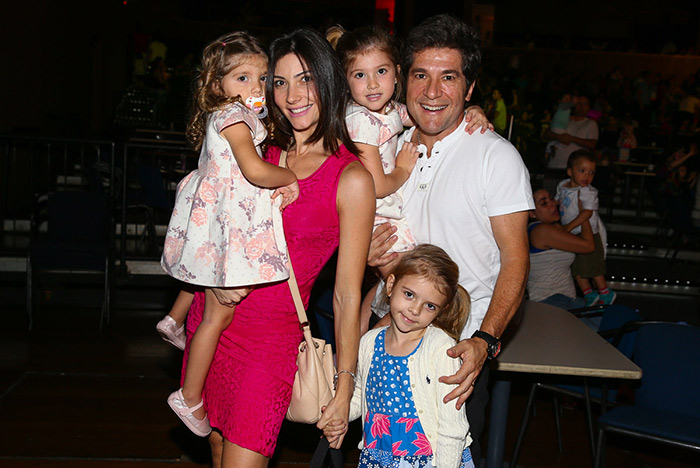 Daniel com a esposa Aline e as filhas Lara e Luiza