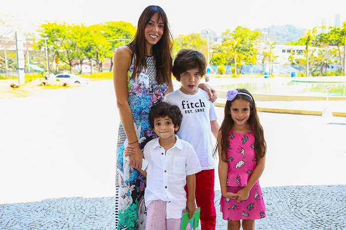 Suzana Gullo, esposa do apresentador Marcos Mion, com os filhos