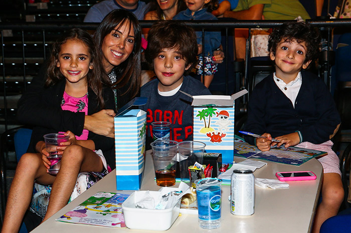 Suzana Gullo, esposa do apresentador Marcos Mion, com os filhos