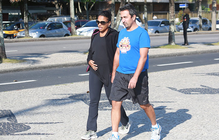 Quitéria Chagas exibe barriguinha de grávida em caminhada com o marido