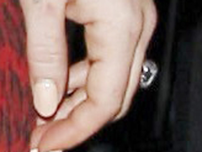 Lindsay Lohan circula com anel de diamante na mão esquerda