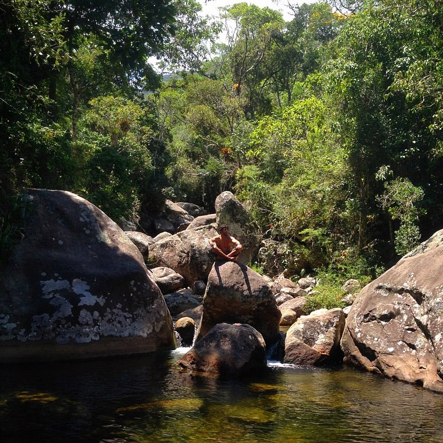   Jesus Luz posta foto no Instagram meditando na Floresta da Tijuca