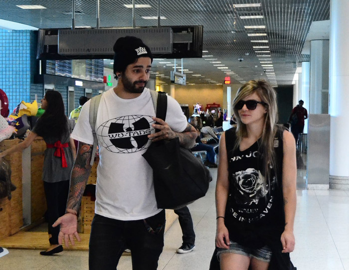 Marcos Pasquim e Elba Ramalho passam por aeroporto carioca