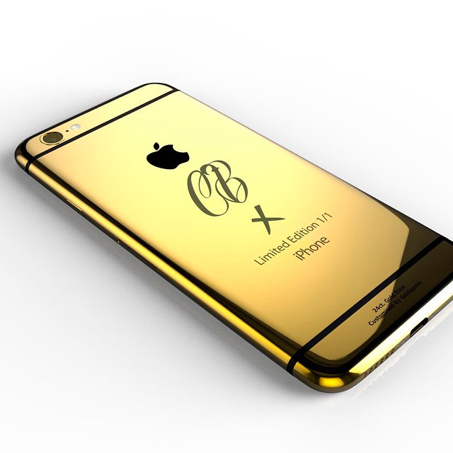 Chris Brown ostenta iPhone de ouro