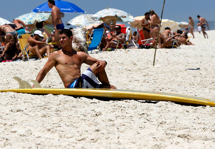 José Loreto curte sol carioca na praia da Barra da Tijuca