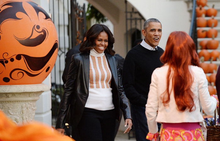 Barack Obama distribui doces para crianças no Halloween