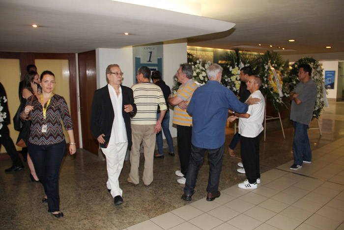 Manoel Carlos chega ao velório do filho de Jô Soares