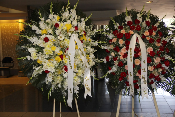 Globo mandou coroas de flores para o filho do apresentador, que faleceu na sexta-feira (31)