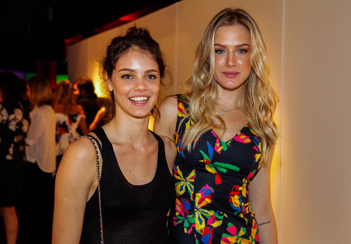 Maria Casadevall e Laura Neiva se divertem em abertura da mostra